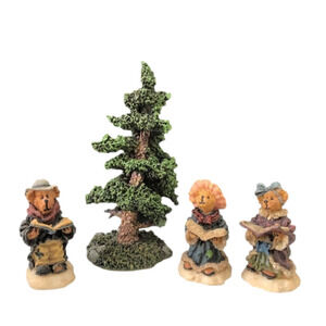 Boyd Town Village Carollers and Tree